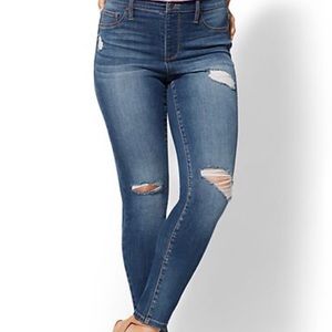 New York & Co. destroyed high waist jegging. NWOT